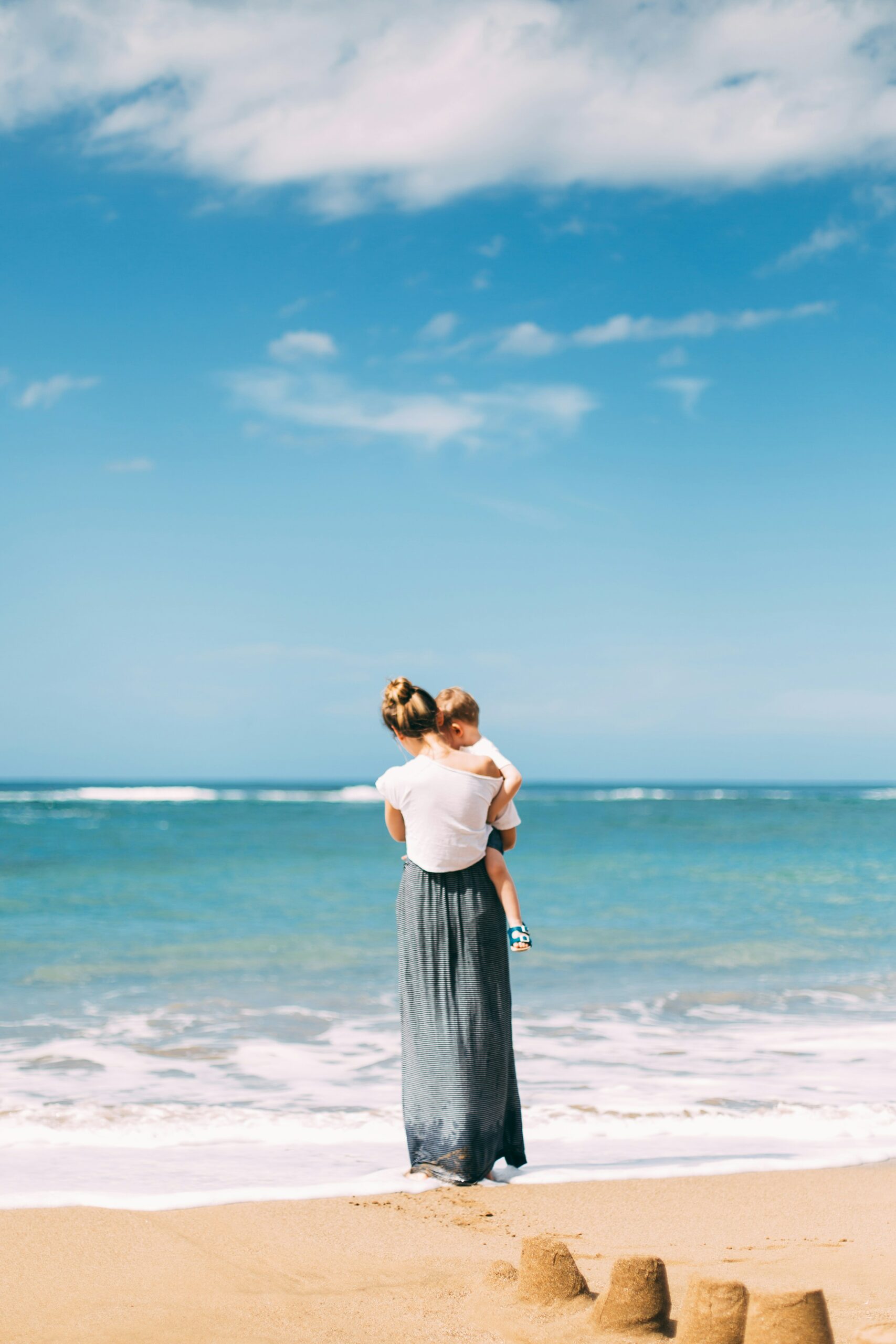 Mutter und Sohn am Strand